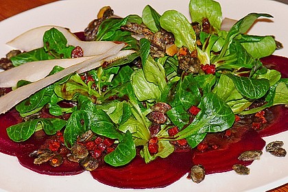 Carpaccio von Roter Beete mit Feldsalat, Birnen und Kürbiskernkrokant