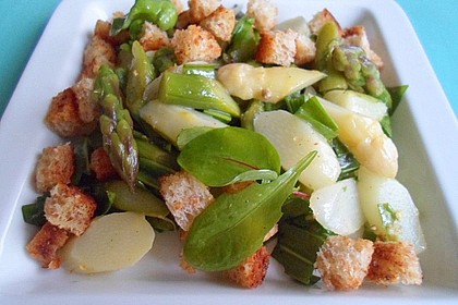 Frühlingssalat mit grünem und weißem Spargel